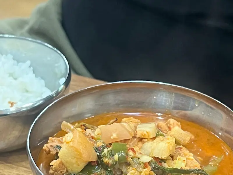 육솔 촌돼지찌개의 촌돼지찌개와 밥