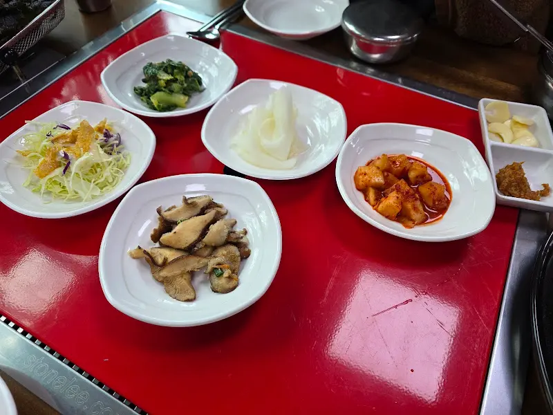 육솔 촌돼지찌개의 밑반찬