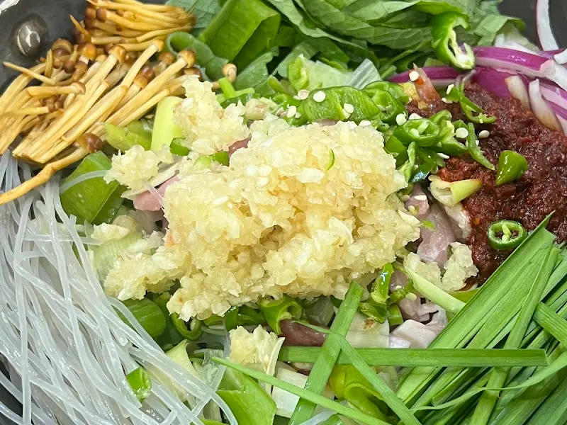 육솔 촌돼지찌개의 찌개 재료