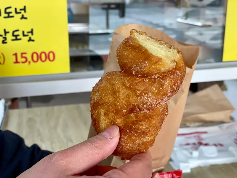 손으로 잡고 있는 꽈배기