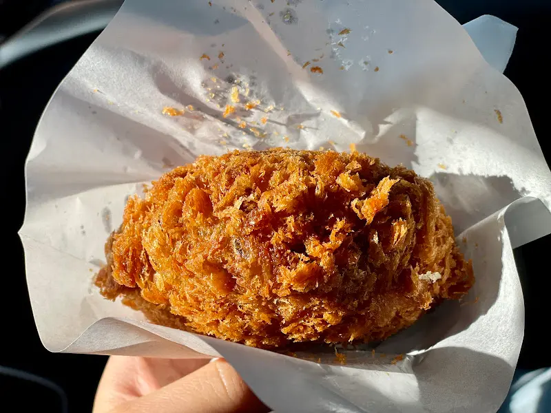 종이 포장지에 담긴 고로케