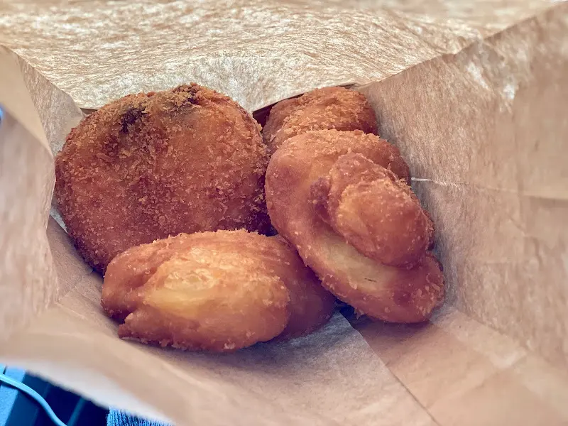 종이 봉투에 담긴 꽈배기