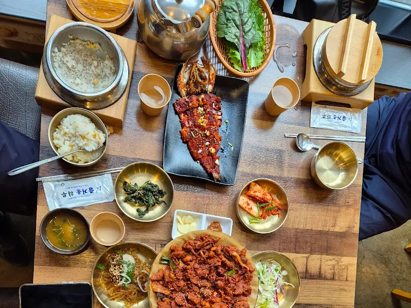 정갈하게 차려진 고마나루밥상 한 상 차림