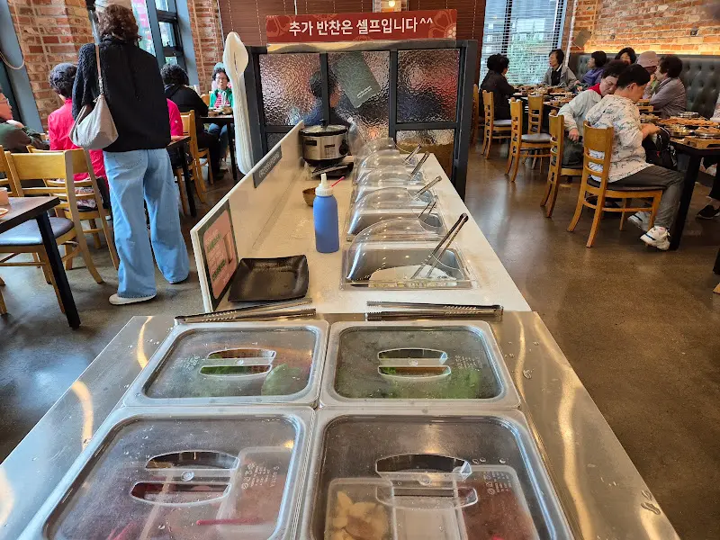 다양한 쌈 채소가 준비된 셀프 코너