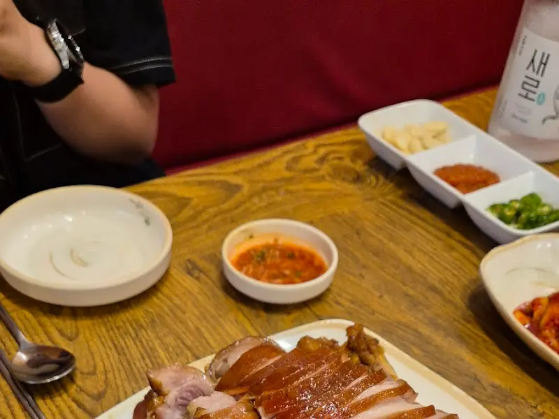 깔끔하게 정돈된 테이블 세팅