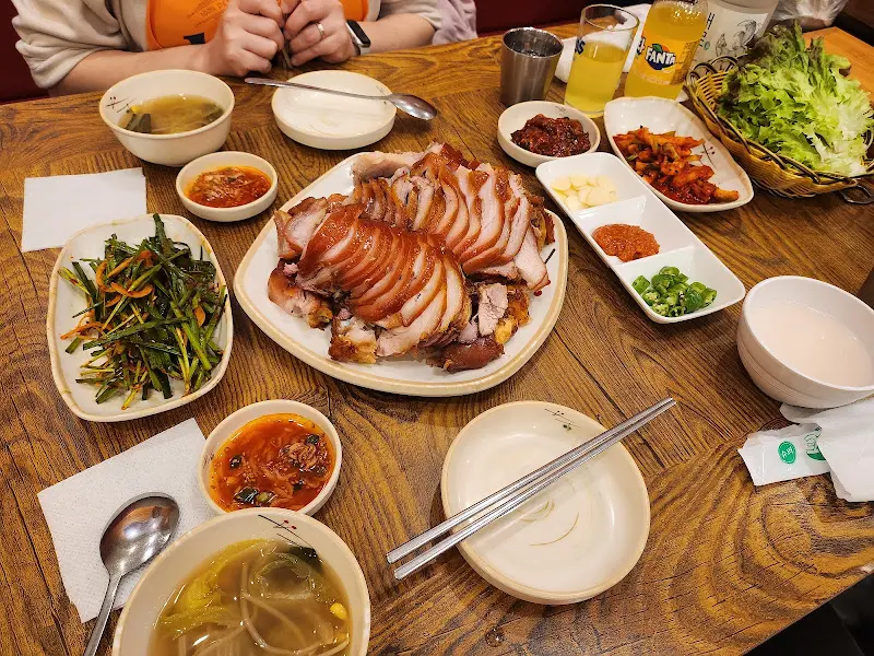 푸짐한 족발 한 상