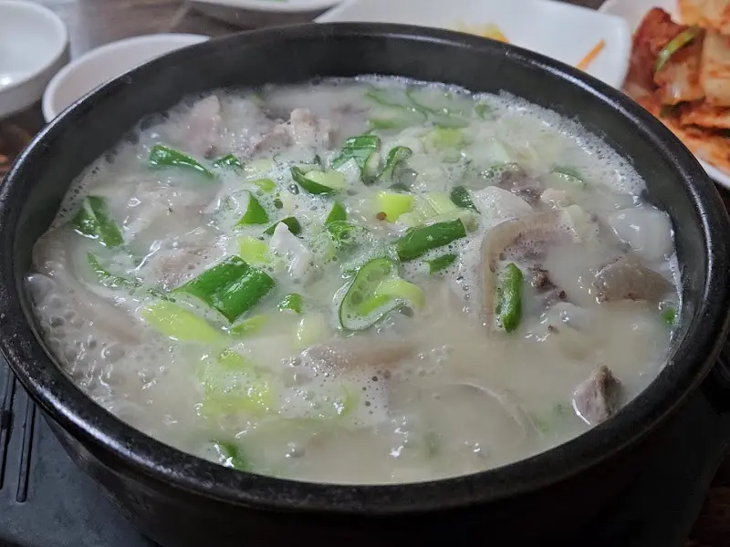 뚝배기 안에서 보글보글 끓고 있는 국밥