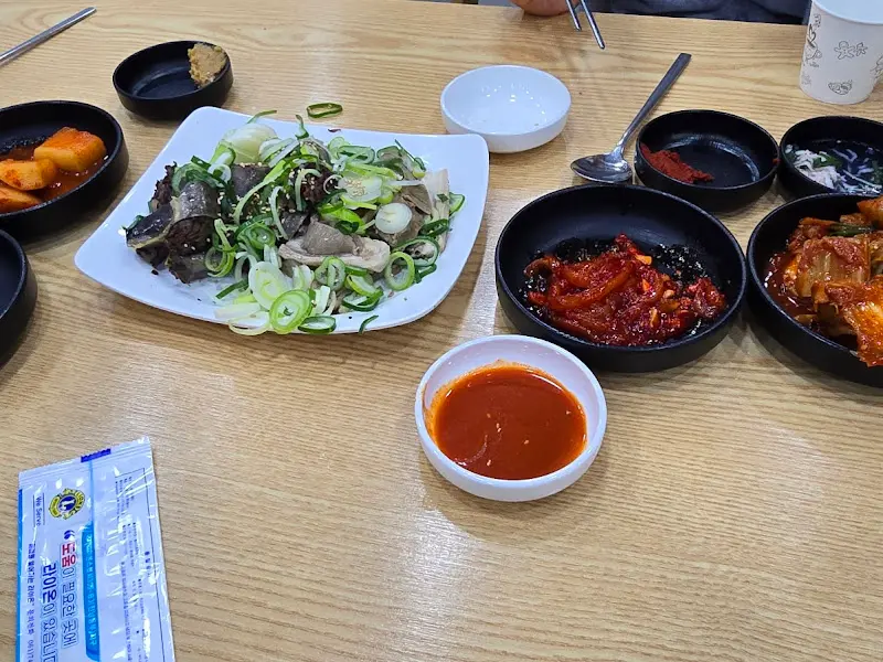 푸짐하게 차려진 한 상