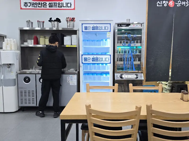 셀프바에서 반찬을 가져가는 손님