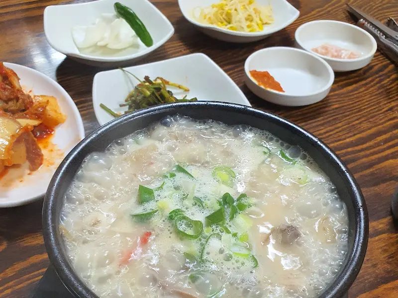 국밥과 반찬의 조화