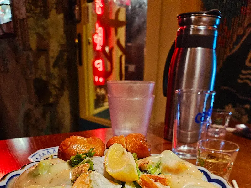 붉은 조명 아래 유린기