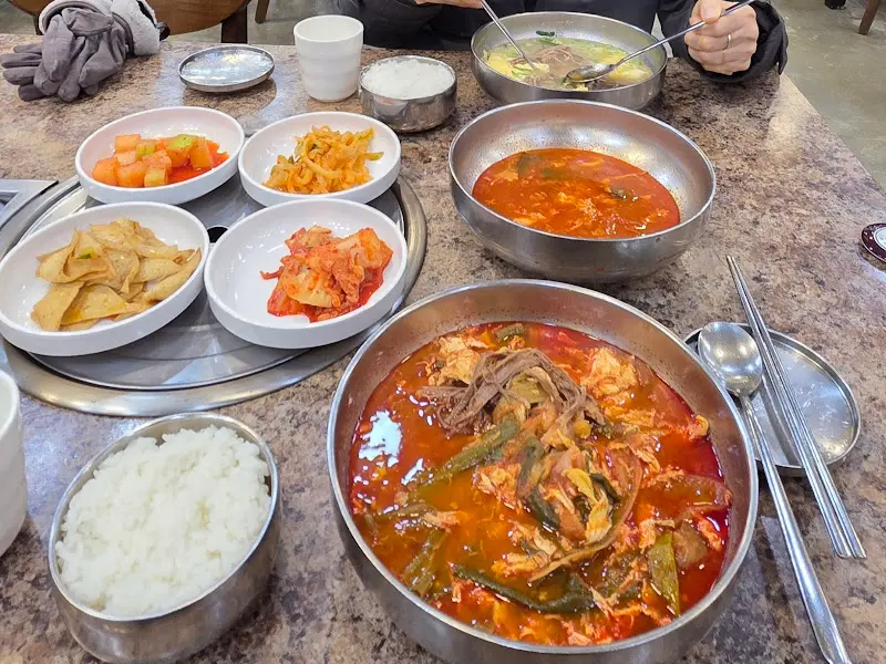 전통 육개장과 하얀 육개장