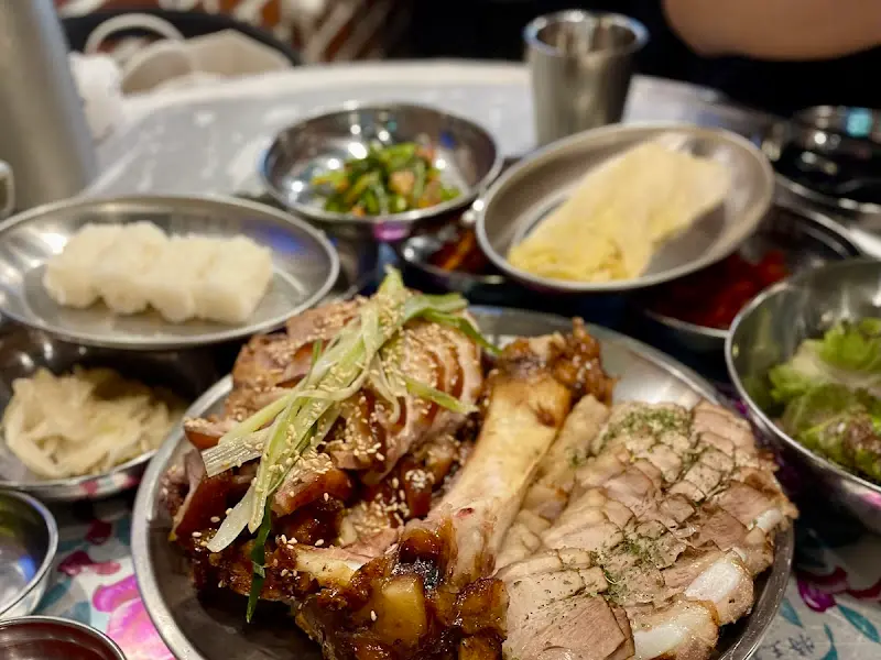 다채로운 곁들임 찬과 족보한상