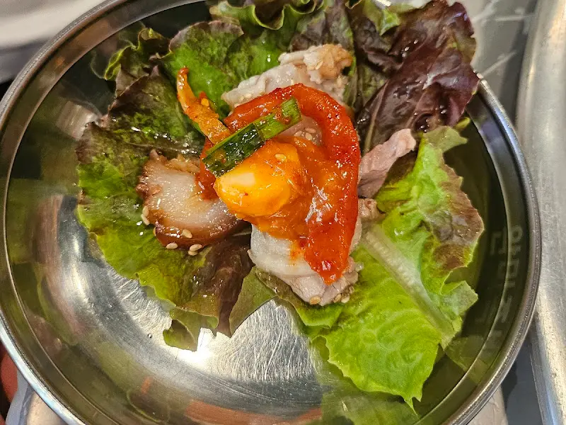 보쌈에 매콤한 양념을 더한 불보쌈