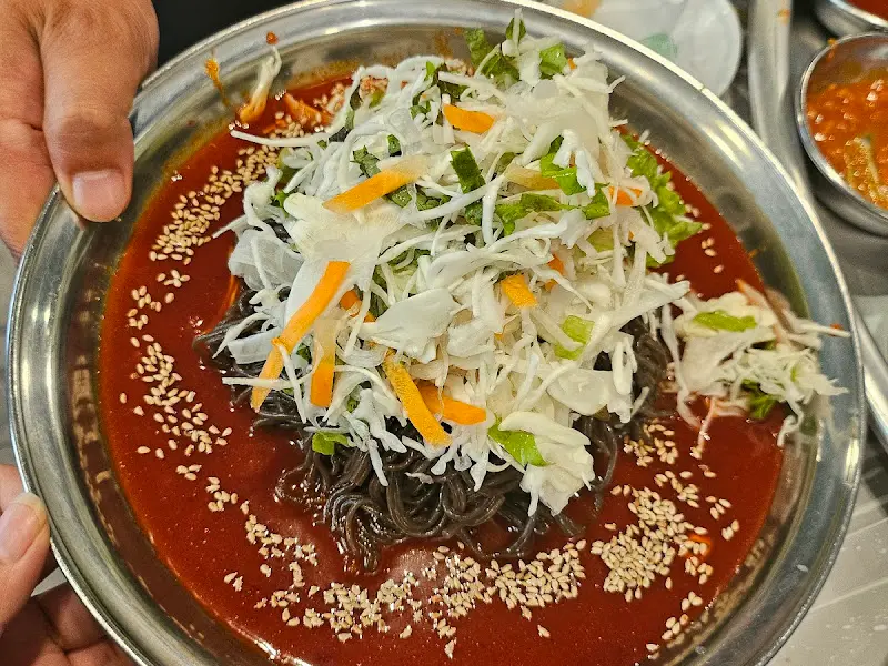 새콤달콤한 산더미 막국수