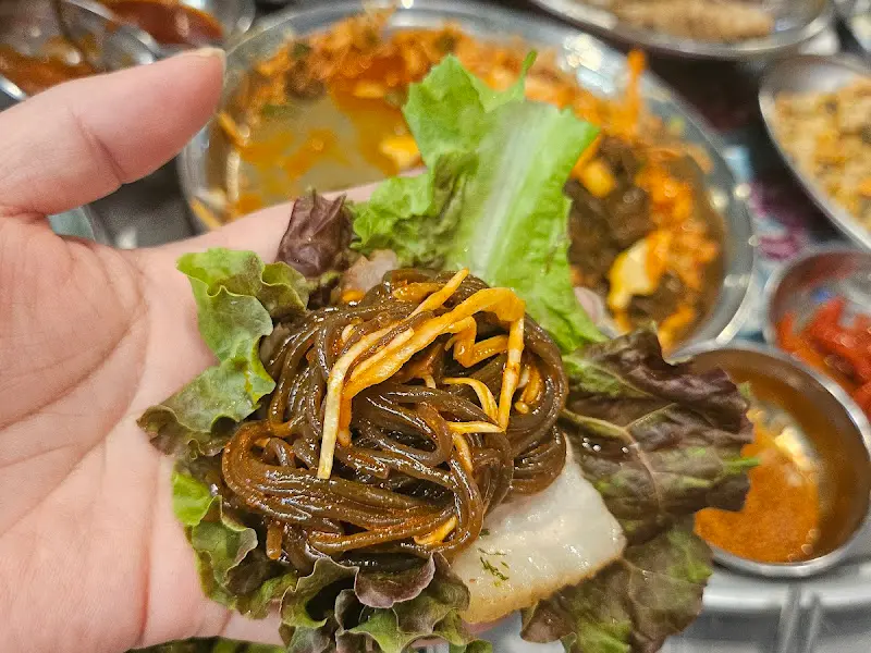 족발과 곁들임 채소를 듬뿍 넣어 쌈