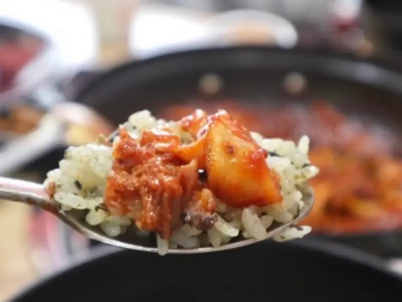 곤드레밥에 등갈비찜 양념을 슥슥 비벼 먹으니 밥도둑이 따로 없다