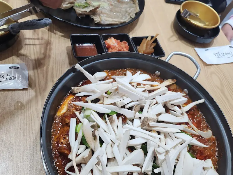 등갈비찜 위에 올려진 버섯