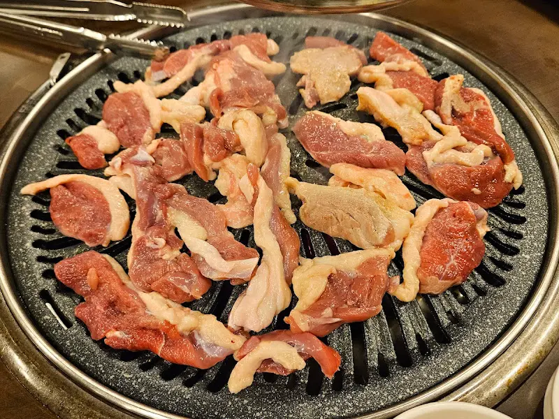 불판 위에 올려진 오리고기