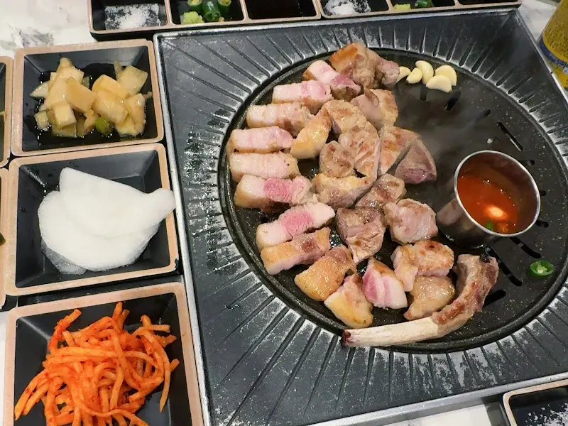 잘 구워진 흑돼지 오겹살