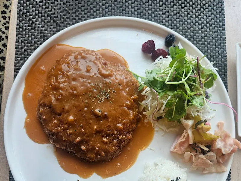 꽃으로 장식된 아름다운 치즈돈까스