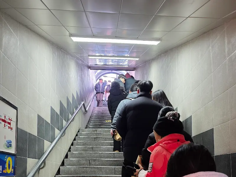 케이크 구매를 위한 지하상가 웨이팅 줄