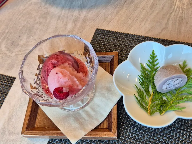 산딸기 젤라또와 롤케이크