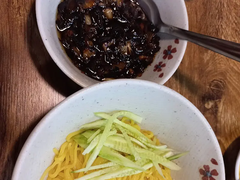 윤기가 흐르는 짜장 소스