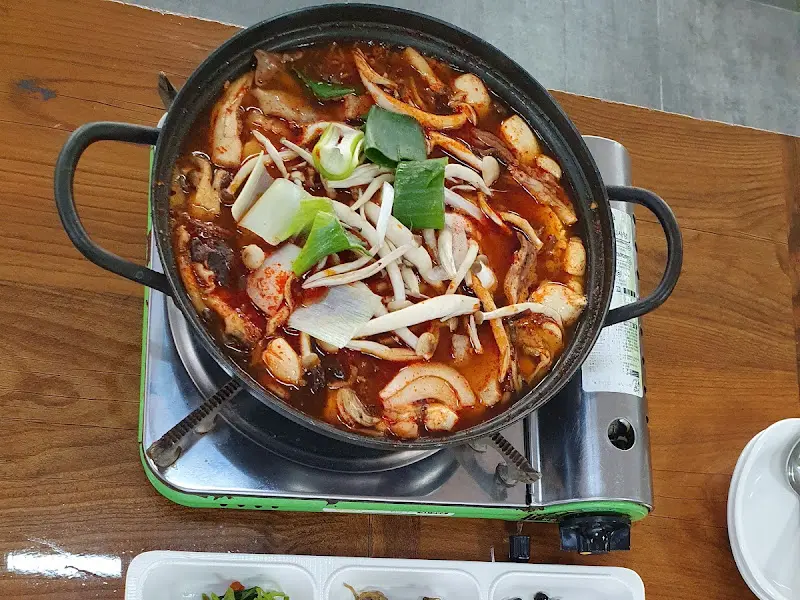 푸짐한 자연산 버섯전골