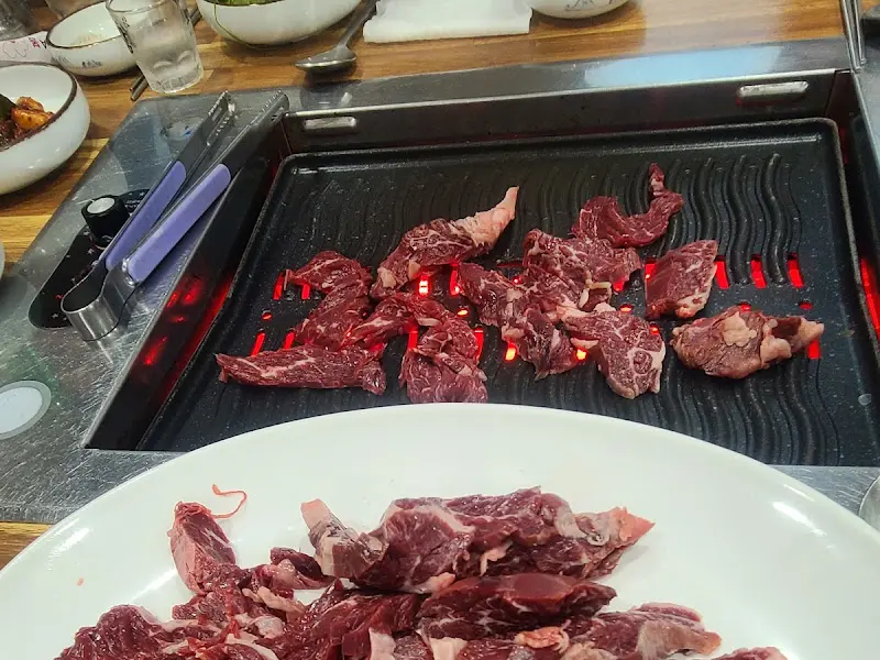 불판 위에서 구워지는 약소