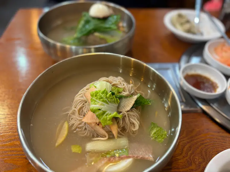 테이블에 놓인 평양냉면