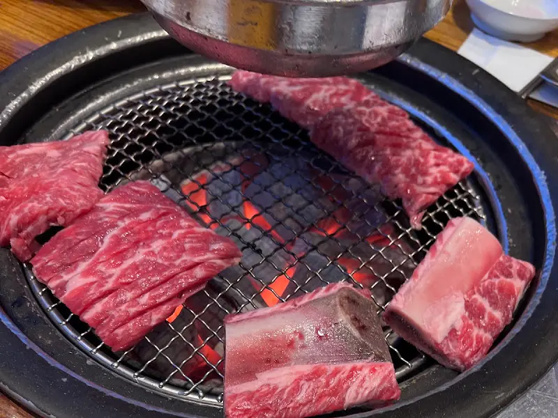 참숯 위에서 익어가는 생갈비