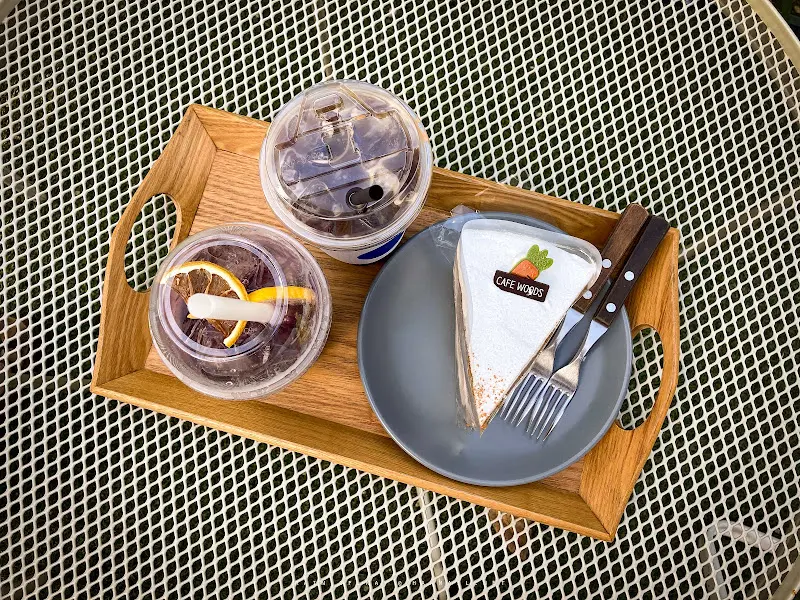 톰과 제리 치즈 케이크와 아이스 아메리카노