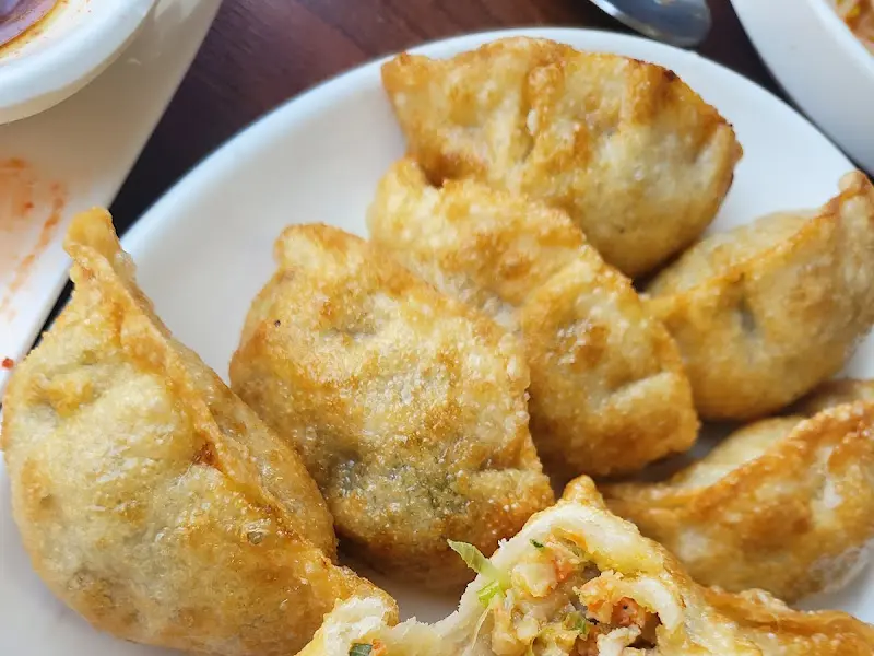 겉은 바삭하고 속은 촉촉한 은혜만두의 군만두