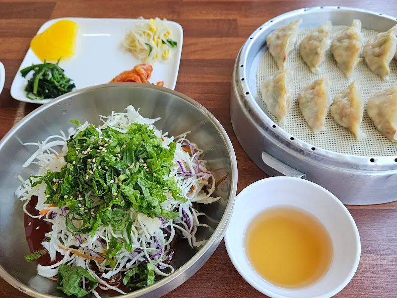 새콤달콤한 양념과 쫄깃한 면발이 조화로운 은혜만두의 쫄면