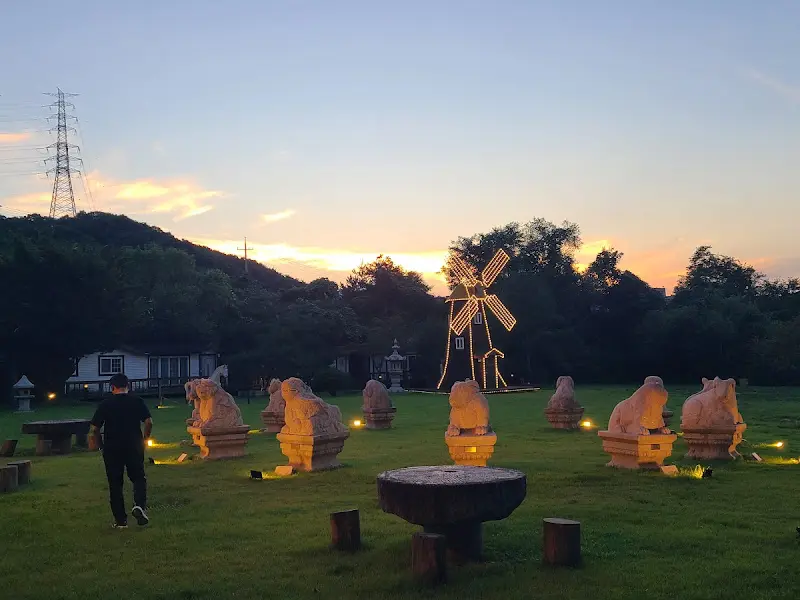 조명이 켜진 야외 정원