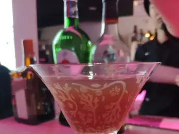 청주 밤거리를 수놓는 예술, 칵테일 한 잔에 담긴 낭만: 찰리, 이곳이 바로 인생 맛집