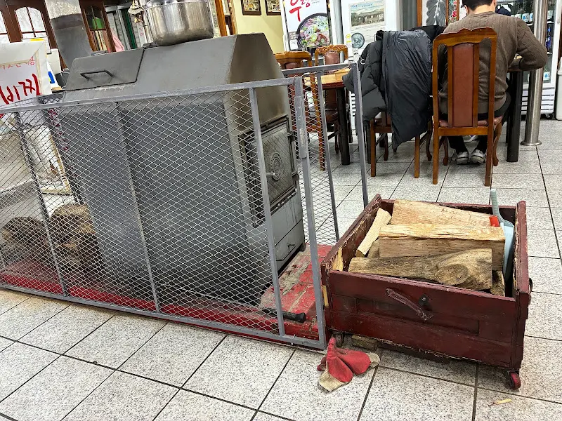 안일옥 내부 난로