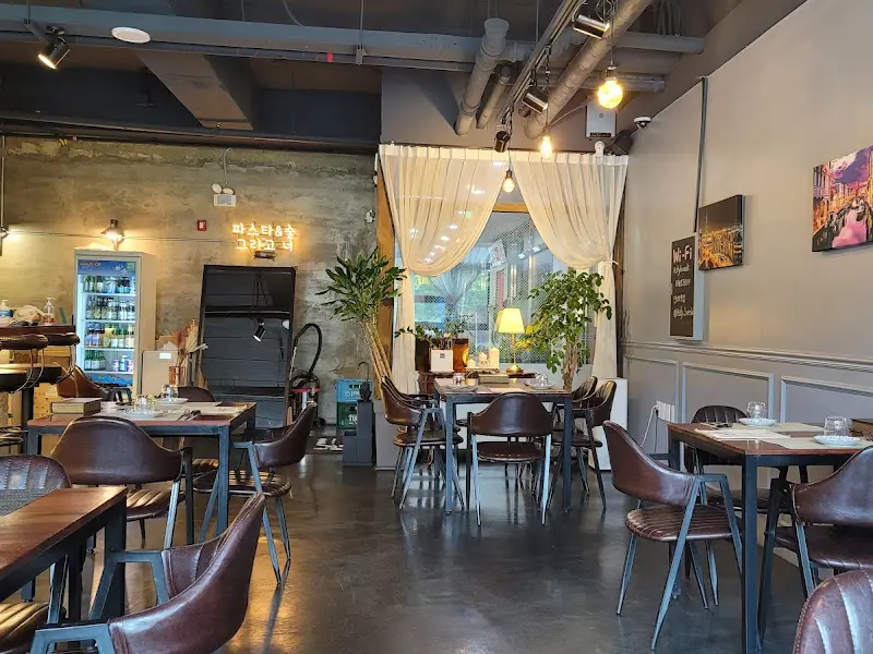 깔끔하고 아늑한 식당 내부