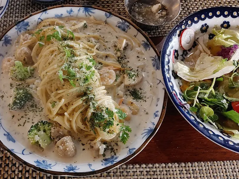 크림 파스타와 샐러드