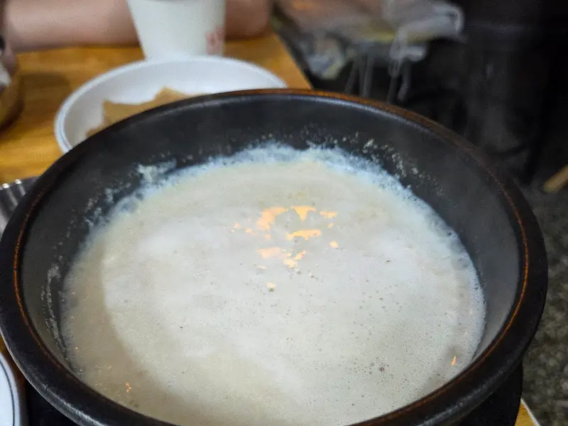 뽀얀 김이 피어오르는 콩비지찌개