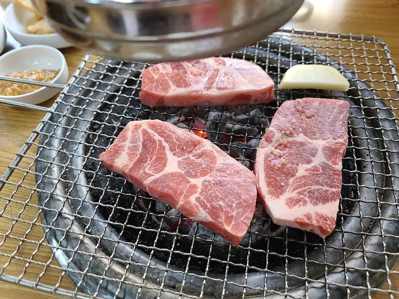 숯불 위에서 익어가는 목살