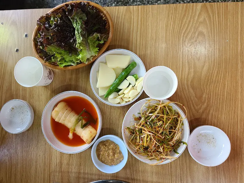 싱싱한 채소와 밑반찬