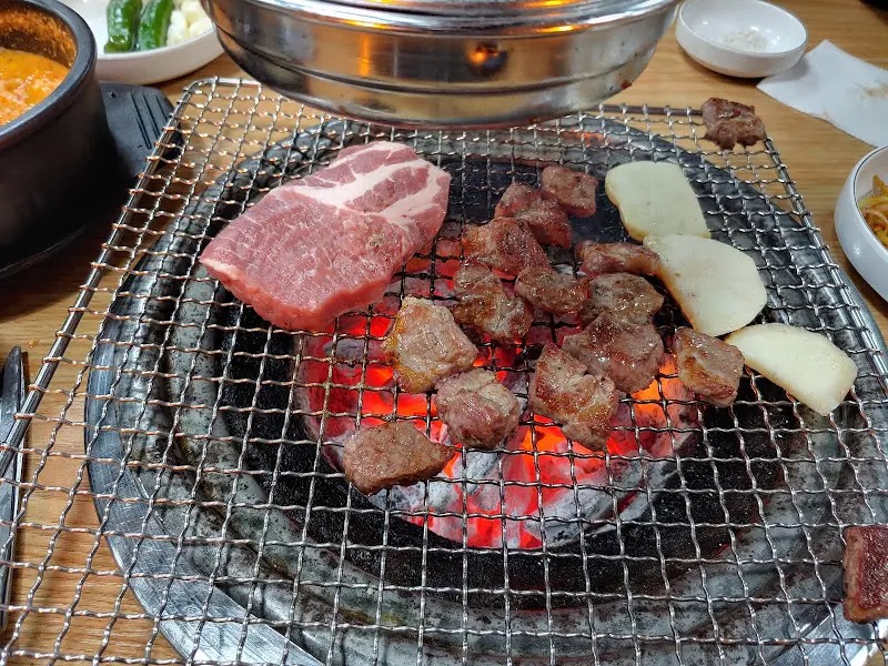 숯불 위에 구워지는 목살