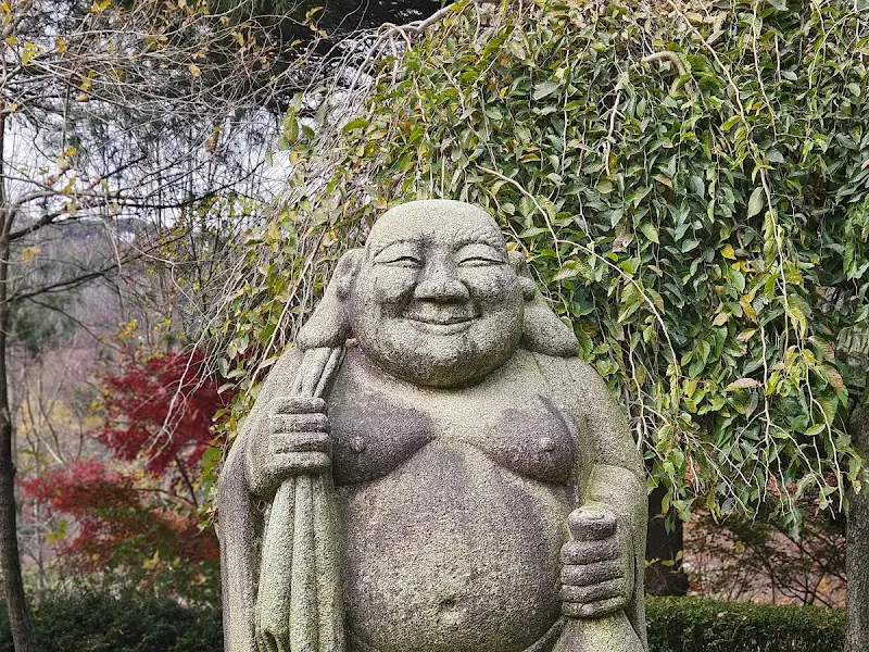 푸근한 미소를 짓는 석불