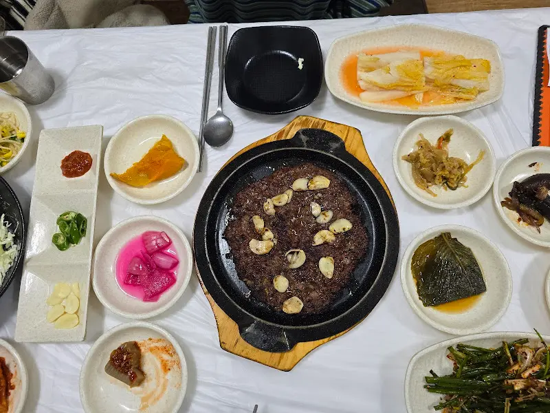 한 상 가득 차려진 떡갈비 정식