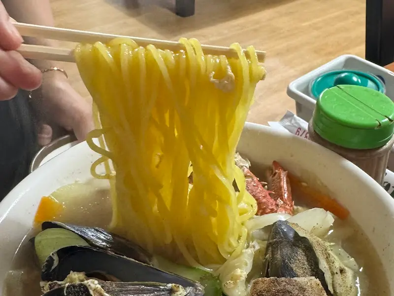 젓가락으로 면 들어올리기