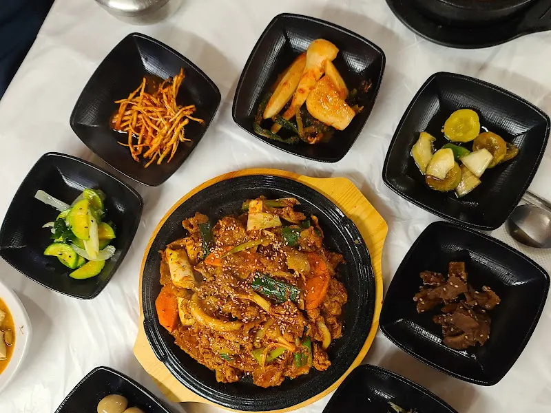 제육볶음과 청국장 한상차림