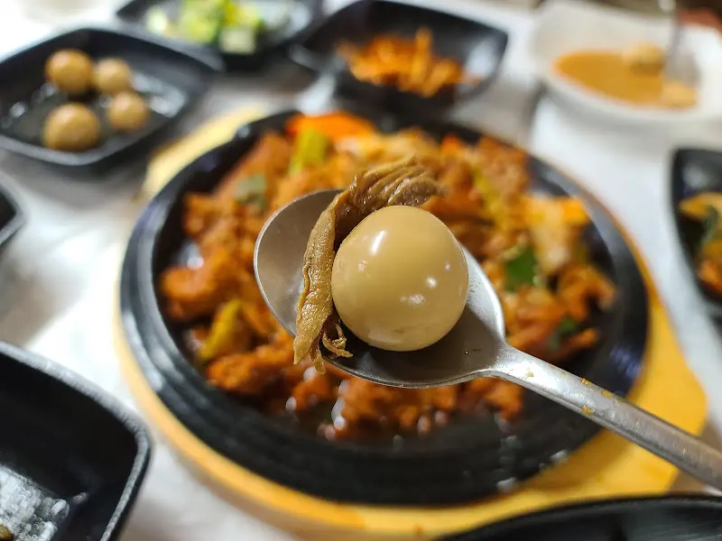 제육볶음과 밥 한 숟갈