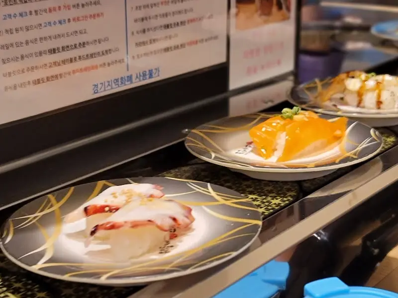 회전 레일 위 초밥